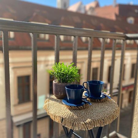 Audrey Hepburn Apartment Old Town Air Conditioned Bratislava Buitenkant foto