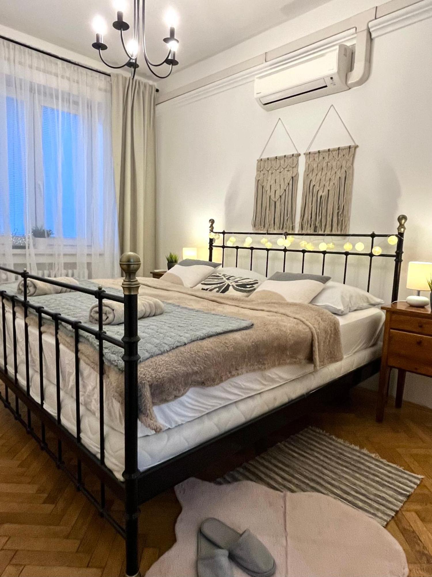 Audrey Hepburn Apartment Old Town Air Conditioned Bratislava Buitenkant foto