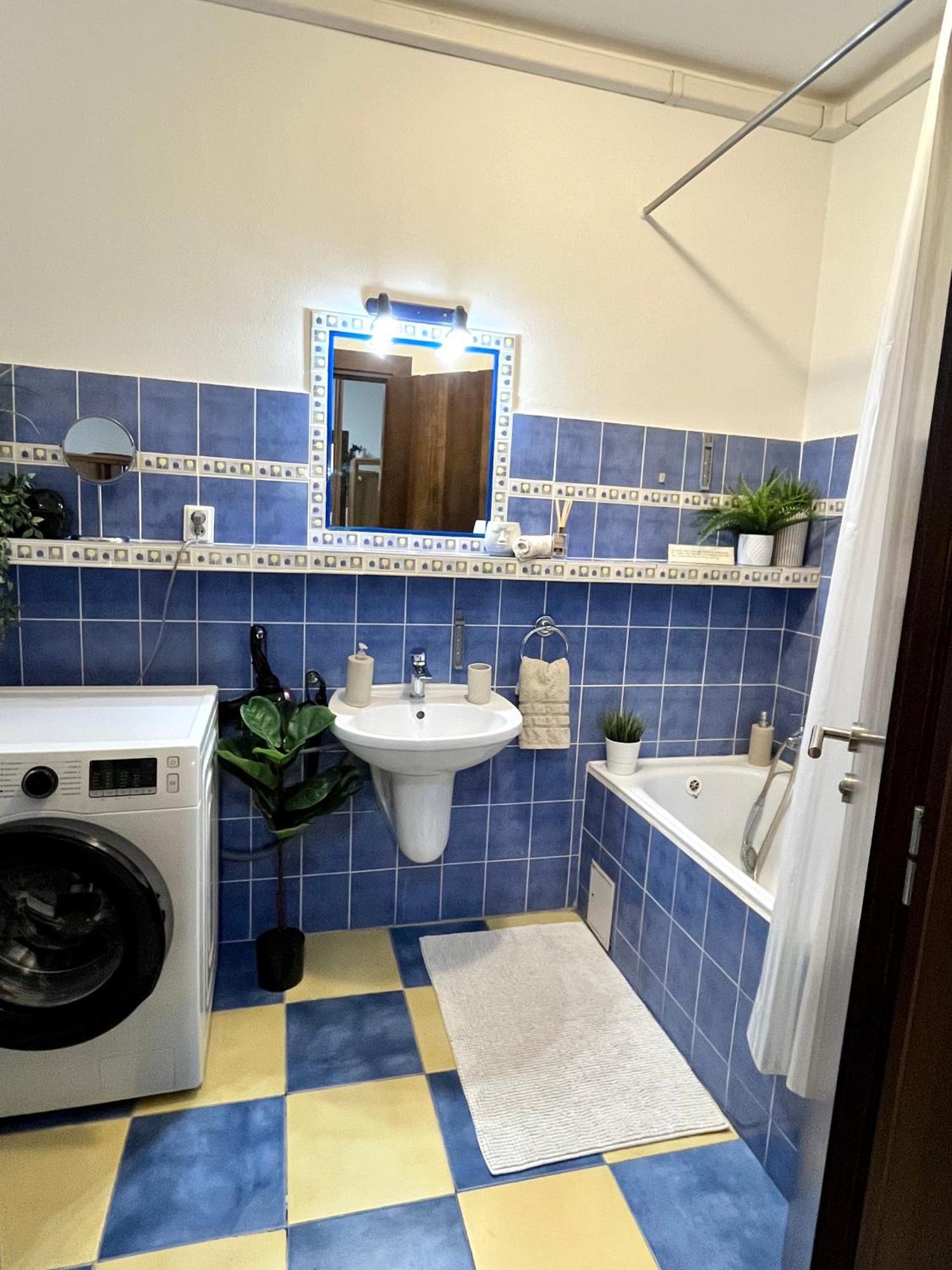 Audrey Hepburn Apartment Old Town Air Conditioned Bratislava Buitenkant foto