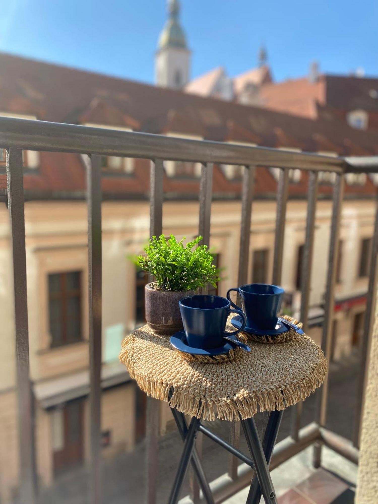 Audrey Hepburn Apartment Old Town Air Conditioned Bratislava Buitenkant foto